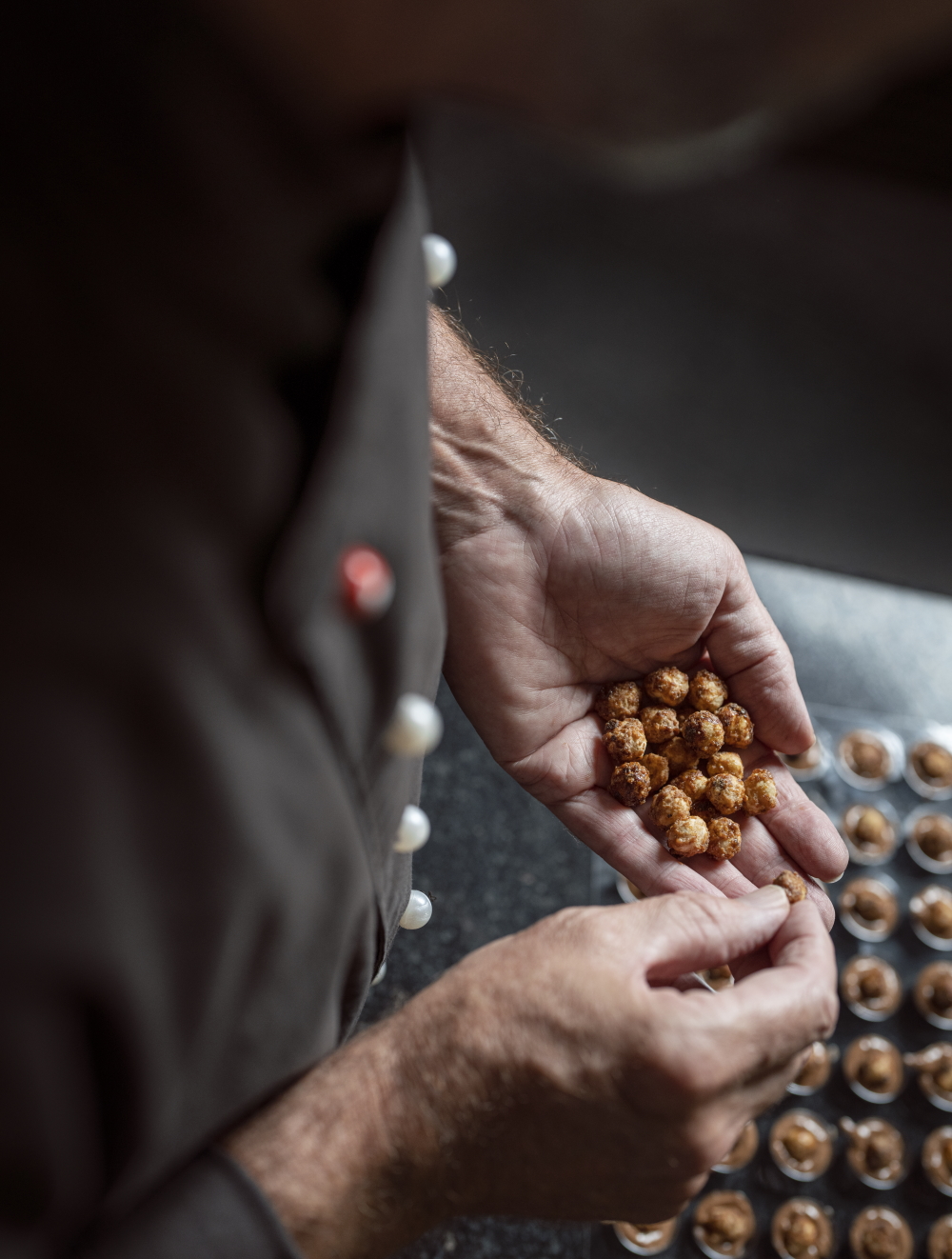 Atelier Casa Nobile Martin Schwarz platziert Nüsse für Tartufi