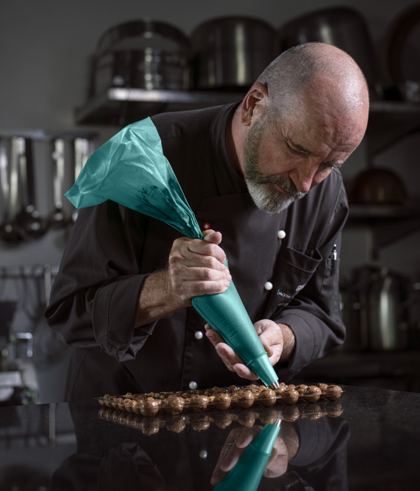 Atelier Casa Nobile Martin Schwarz giesst Tartufi mit Spritzsack